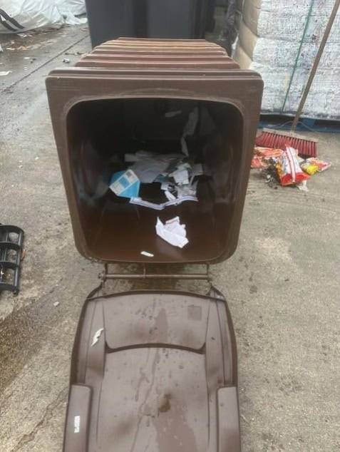 Cleaning wheelie bins